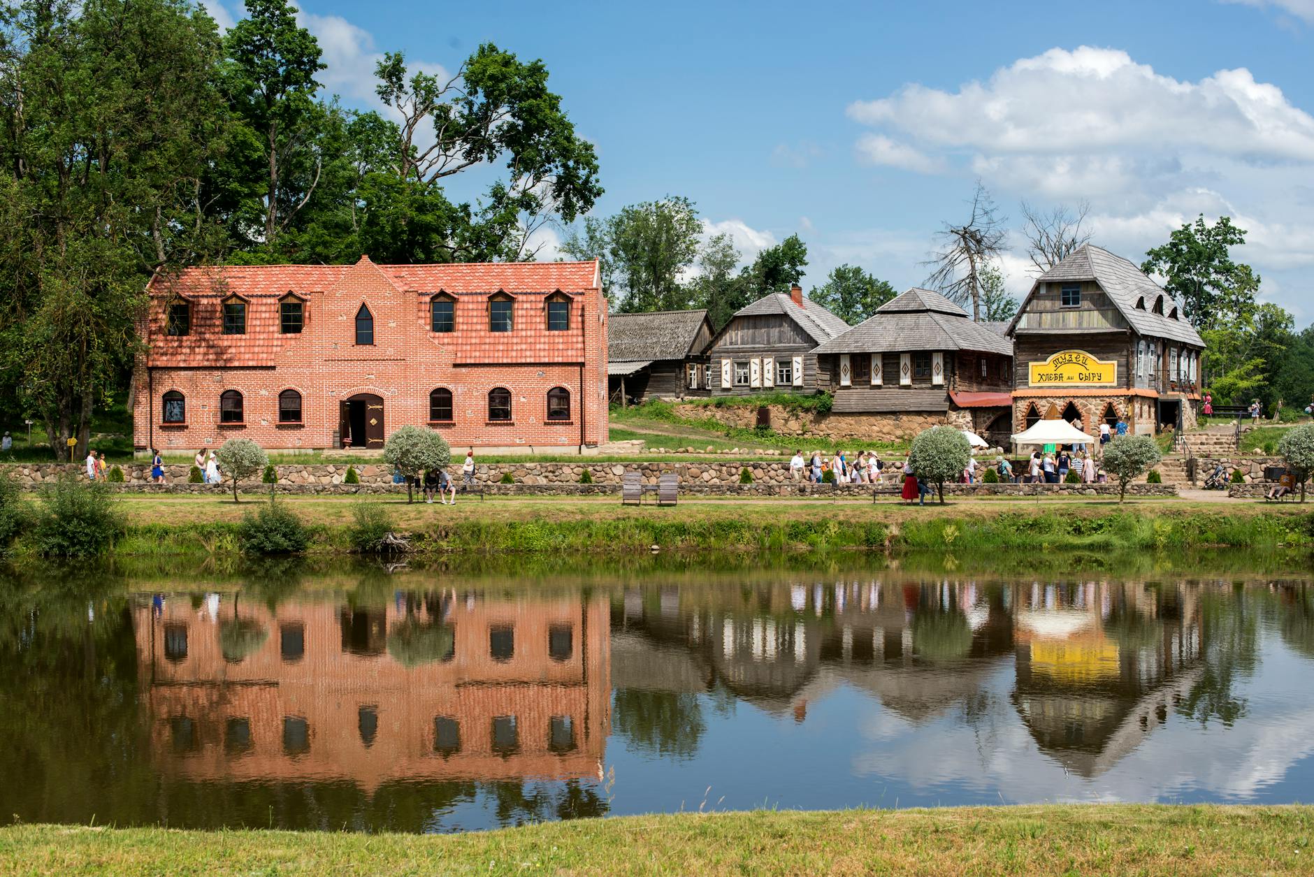 Widok na historyczną architekturę w Złotowie, symbolizującą połączenie przeszłości i teraźniejszości miasta.
